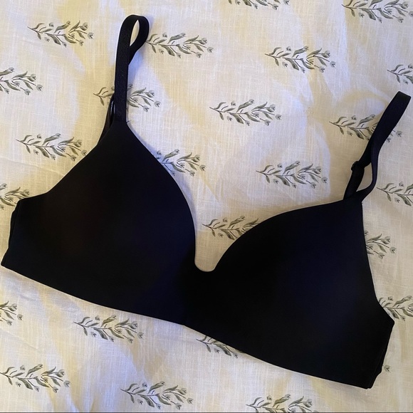 VICTORIA’S SECRET - “The T-Shirt Lightly Lined Bra”